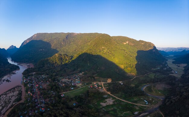 Vista aerea panoramica del fiume Nam Ou Nong Khiaw Muang Ngoi Laos,