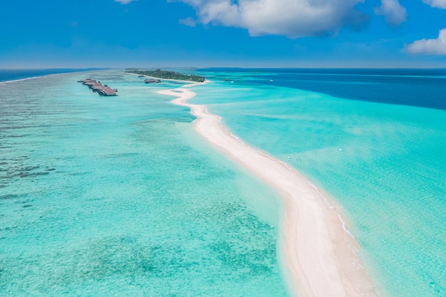 Vista aerea panoramica del paesaggio marino su un atollo delle Maldive. Banco di sabbia della spiaggia di sabbia bianca