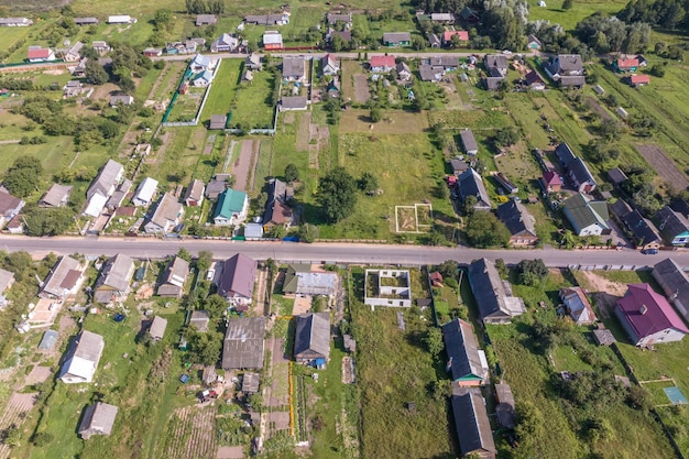 Vista aerea panoramica dell'eco villaggio con case in legno, giardini e frutteti