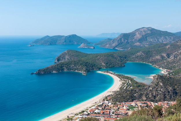 Vista aerea panoramica della laguna blu e della spiaggia di sabbia di Oludeniz Fethiye Costa turchese del sud-ovest della Turchia Cielo azzurro luminoso e chiaro di sole a Oludeniz