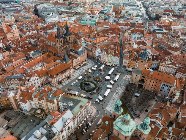 Vista aerea panoramica della piazza della città vecchia a praga in una bella giornata estiva repubblica ceca