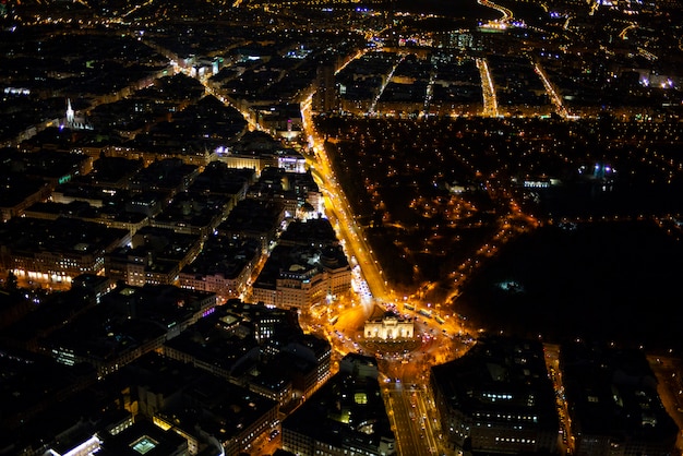 Vista aerea panoramica di Madrid alla notte, luci della costruzione della metropoli, capitale della Spagna, Europa