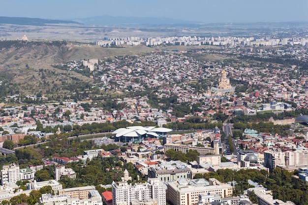 Vista aerea panoramica di Tbilisi Georgia bella combinazione di città vecchia e architettura moderna