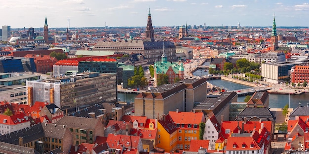 Vista aerea panoramica estiva dello skyline della città vecchia con Boersen e Christiansborg e molti tetti rossi, Copenaghen, capitale della Danimarca