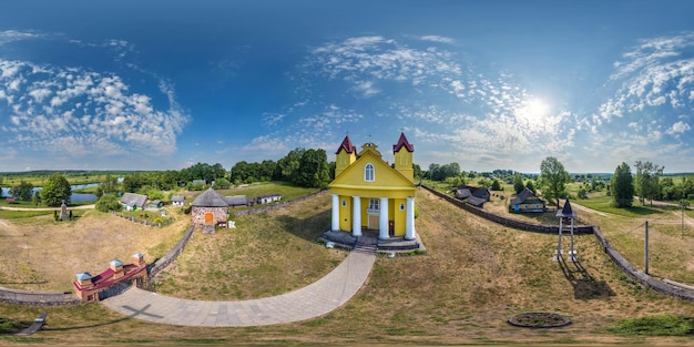 vista aerea panoramica full hdri 360 su chiesa cattolica neogotica in legno in campagna o villaggio in proiezione equirettangolare con contenuti AR VR zenith e nadir