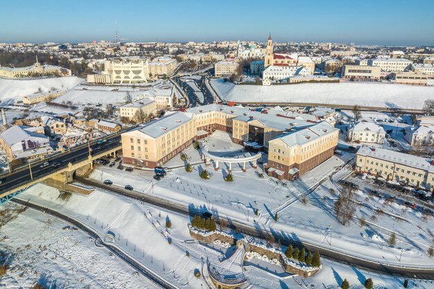 Vista aerea panoramica invernale di un enorme complesso residenziale con grattacieli e settore privato con neve