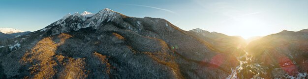 Vista aerea panoramica sulle montagne intorno a Krasnaya Polyana Sochi Russia