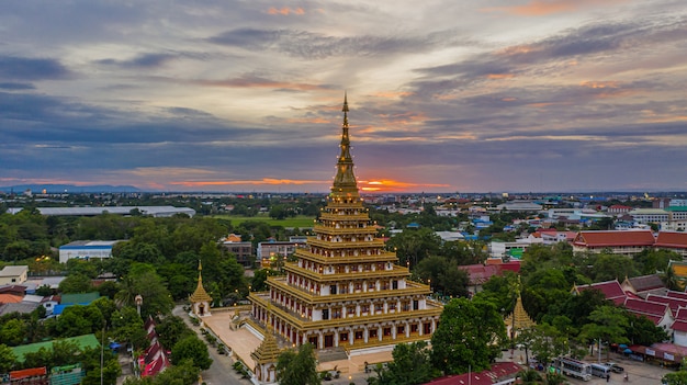 Vista aerea Phra Mahathat Kaen Nakhon, Wat Nong Wang, Khon Kaen, Tailandia.