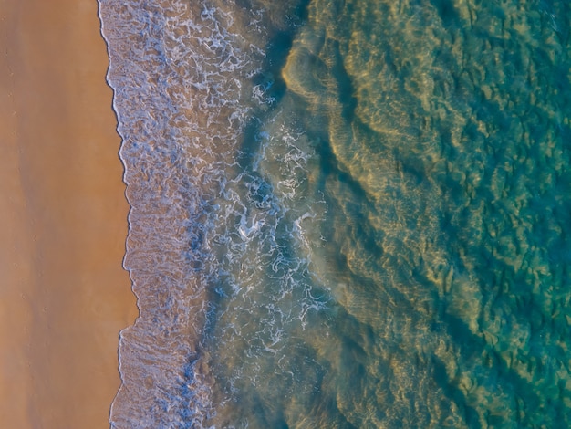 vista aerea ripresa dall'alto verso il basso vista drone fotocamera sulla spiaggia di sabbia e acqua di mare foto di natura chiara