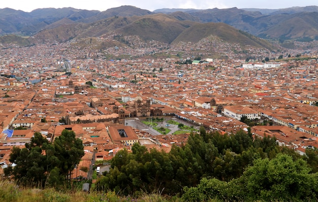 Vista aerea sbalorditiva di Plaza de Armas e del centro urbano di Cusco visto dalla cittadella di Sacsayhuaman