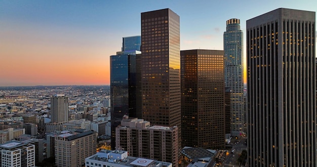 Vista aerea scenica dell'orizzonte di paesaggio urbano panoramico della città di Los Angeles al tramonto