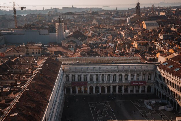 Vista aerea serena di Venezia, in Italia, con un'atmosfera calma, paesaggio cittadino diurno