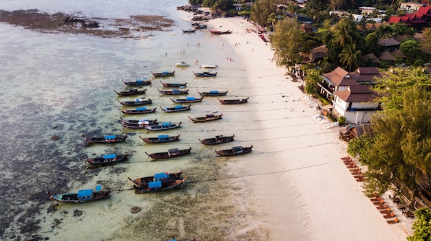 Vista aerea sopra il gruppo di crogioli di coda lunga in spiaggia di alba. Isola di Koh Lipe, Satun, Tailandia