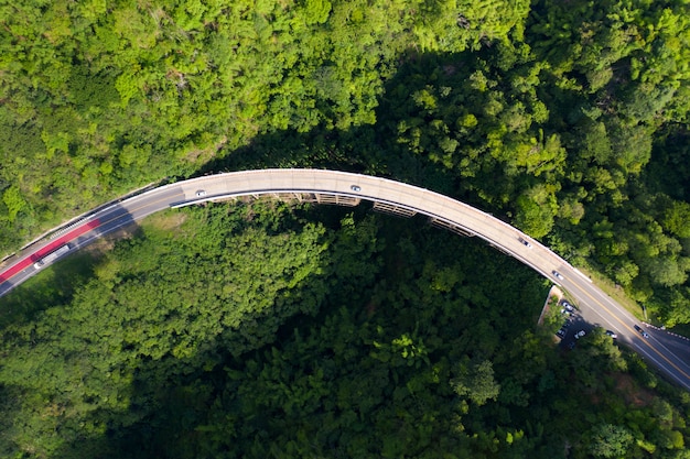 Vista aerea sopra la strada della montagna che passa attraverso il paesaggio tropicale della foresta pluviale in Tailandia.
