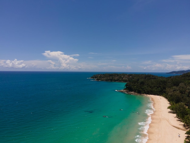 Vista aerea spiaggia tropicale e mare Vista dall'alto in basso del drone. Mare delle Andamane Phuket Thailandia.