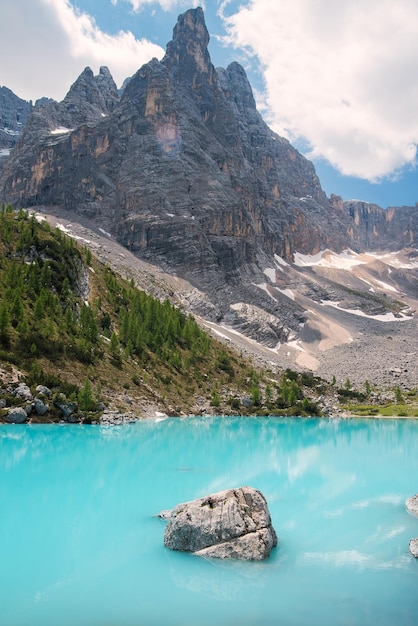 Vista aerea splendida vista panoramica del lago sorapis lago di sorapis con acqua turchese