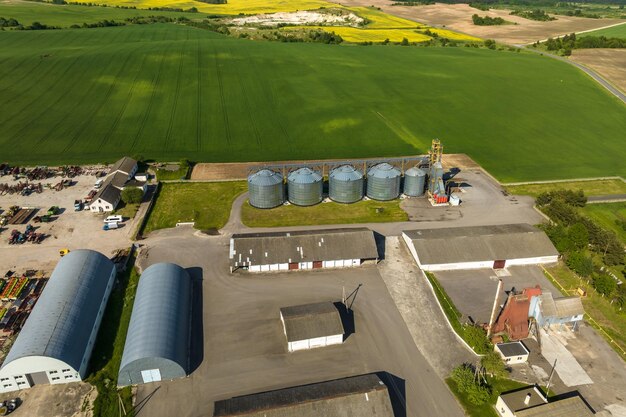 Vista aerea su agro silos granaio elevatore su impianto di produzione agroprocessing per la lavorazione di essiccazione, pulizia e stoccaggio di prodotti agricoli farina cereali e grano