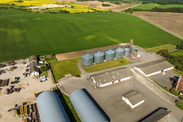 Vista aerea su agro silos granaio elevatore su impianto di produzione agroprocessing per la lavorazione di essiccazione, pulizia e stoccaggio di prodotti agricoli farina cereali e grano