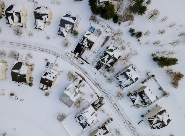 Vista aerea su case private in inverno sui sobborghi abitativi tradizionali innevati