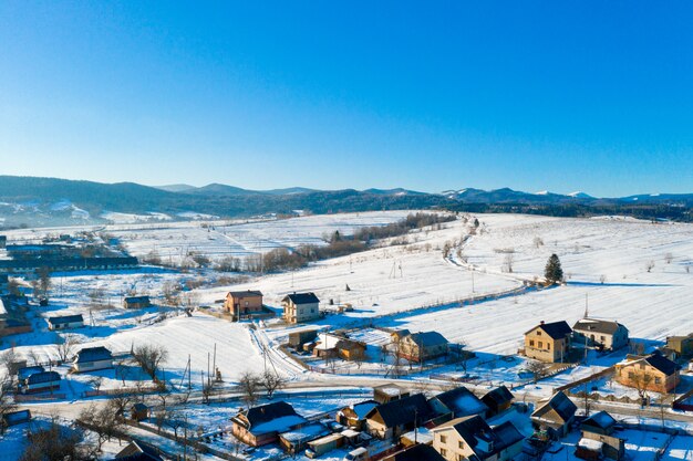 Vista aerea su case private in inverno