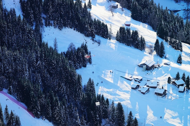 Vista aerea su elicottero volante e piccolo villaggio nell'Oberland bernese in Svizzera.