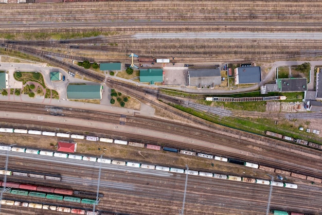 Vista aerea su lunghi treni merci ferroviari con molti vagoni stanno sul parcheggio