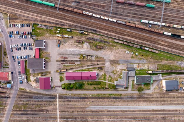 Vista aerea su lunghi treni merci ferroviari con molti vagoni stanno sul parcheggio