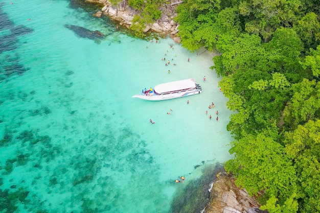 Vista aerea su motoscafo con bellissimo mare e spiaggia