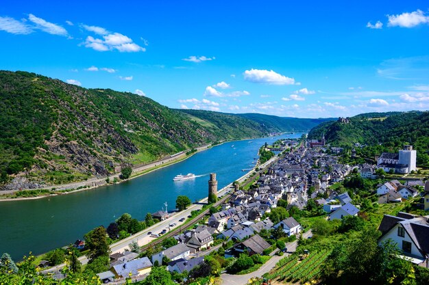 Vista aerea su Oberwesel am Rhein Piccola città sul fiume Reno medio superiore Mittelrhein Splendida vista panoramica da cartolina RenaniaPalatinato RheinlandPfalz Germania UNESCO