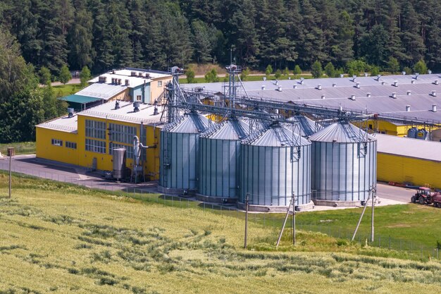 Vista aerea su silos e complesso zootecnico agroindustriale su impianto di trasformazione e produzione agroalimentare con moderno ascensore granaio pollaio file di pollaio