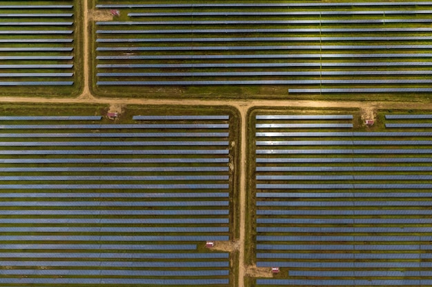 Vista aerea su un enorme campo agricolo di file di pannelli solari Energia solare rinnovabile