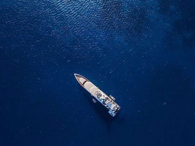Vista aerea su yacht bianco nel mare blu