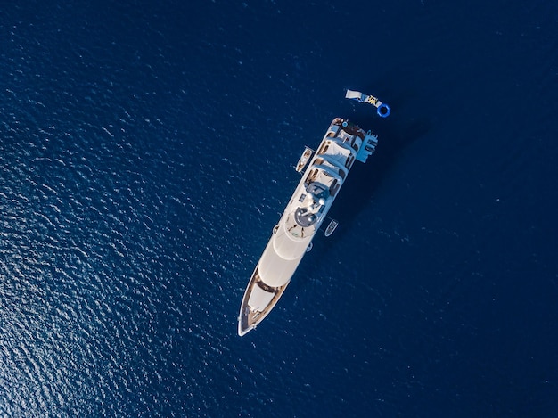 Vista aerea su yacht bianco nel mare blu