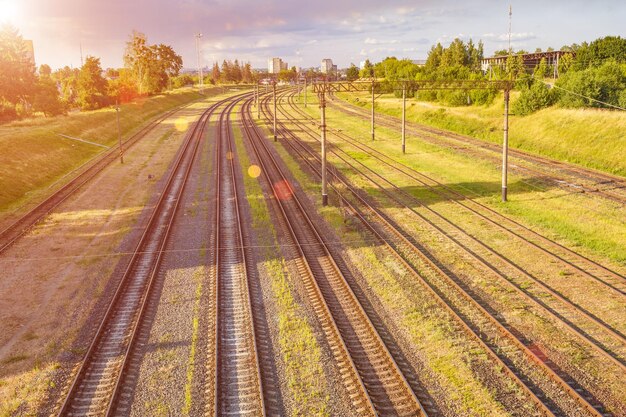 Vista aerea sui binari ferroviari contro il bel cielo al tramonto Trasporto merci Sfondo di viaggio