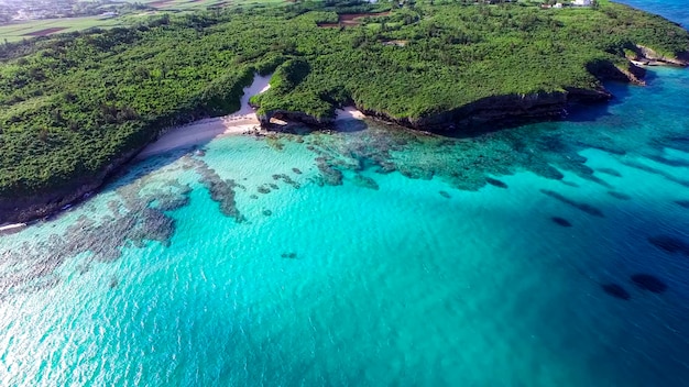 Vista aerea sul fantastico colore della natura dell&#39;acqua e splendidamente luminoso sull&#39;arguzia della spiaggia