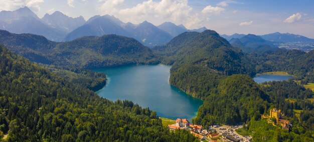 Vista aerea sul lago Alpsee e sul castello di Hohenschwangau, Baviera, Germania. Concetto di viaggiare ed escursioni nelle Alpi tedesche.