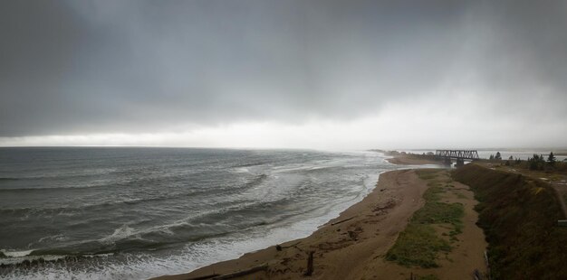 Vista aerea sul mare dei binari del treno che corrono vicino a una spiaggia sabbiosa