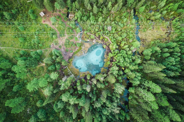 Vista aerea sul paesaggio panoramico di una bellissima baia sui laghi blu