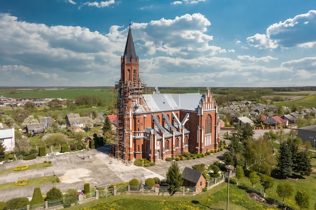 Vista aerea sul tempio barocco o gotico o chiesa cattolica in campagna