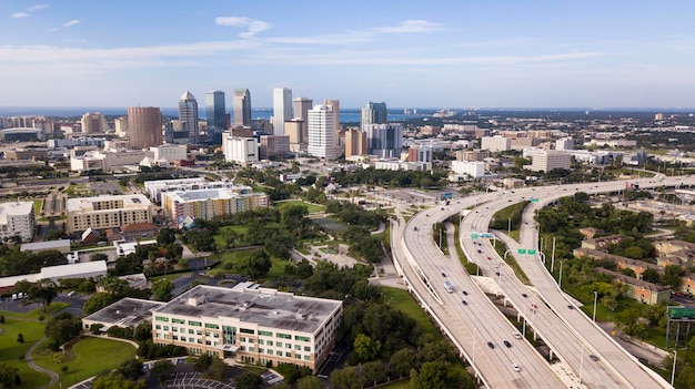 Vista aerea sull'autostrada interstatale che porta al centro di Tampa, in Florida