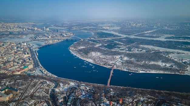 Vista aerea sulla città di Kiev e sul fiume Dnipro