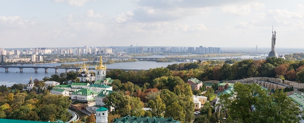 Vista aerea sulla città di Kiev, sul fiume Dnipro, sul monumento della patria e su Kyiv Pechersk Lavra.