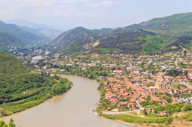 Vista aerea sulla città vecchia Mtskheta e sulla confluenza dei fiumi Kura e Aragvi in Georgia