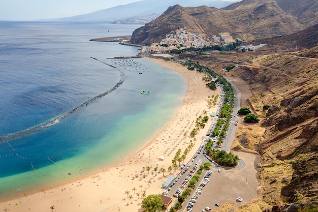 Vista aerea sulla famosa spiaggia di las Teresitas beach, Tenerife, Isole Canarie, Spagna.