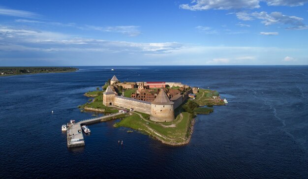 Vista aerea sulla fortezza Oreshek sull'isola nel fiume Neva vicino alla città di Shlisselburg regione di Leningrado Russia