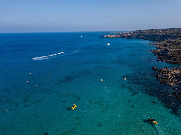 Vista aerea sulla moto d'acqua nell'acqua azzurra di un mare