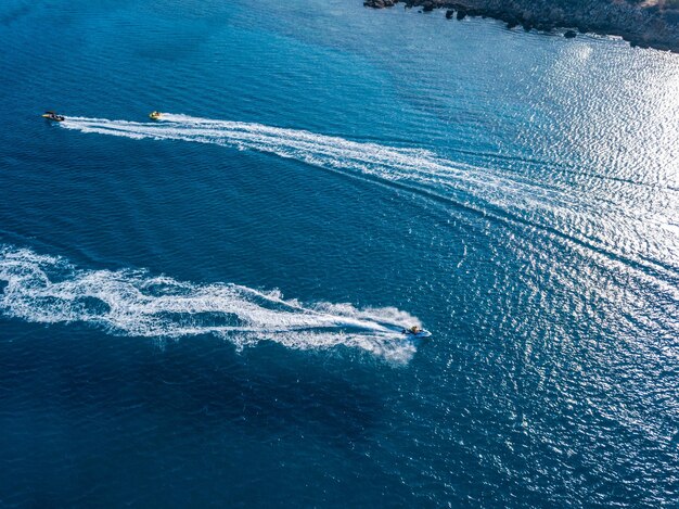 Vista aerea sulla moto d'acqua nell'acqua azzurra di un mare