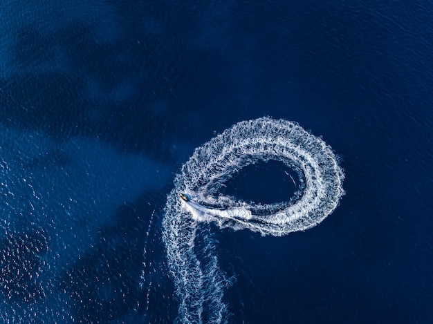 Vista aerea sulla moto d'acqua nelle acque blu tropicali