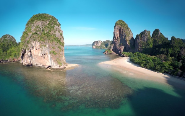 Vista aerea sulla spiaggia tropicale e rocce Thailandia