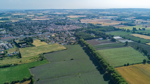 Vista aerea superiore del Canal du Midi e vigneti dall'alto, bellissimo paesaggio rurale della Francia meridionale